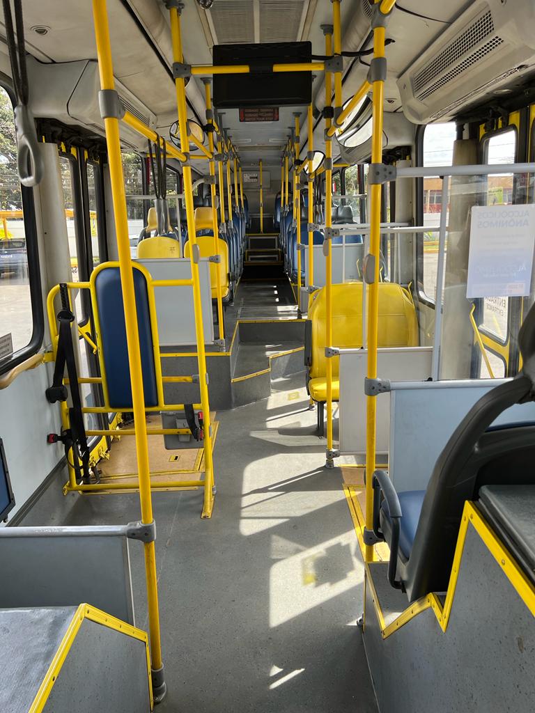 Interior de ônibus seminovo Viação Pioneira com poltronas e equipamentos